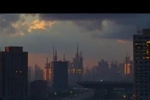 堆叠纸箱与空房间的剧情片封面