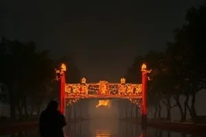 雨后铁皮屋顶与天台的青春剧封面